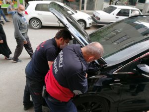  Otomobilin motor kısmına sıkışan kediyi itfaiye kurtardı