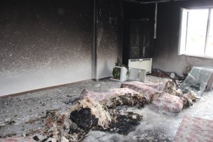 Boşanma aşamasındaki adam davalık olan evini benzin dökerek ateşe verdi