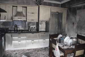 Boşanma aşamasındaki adam davalık olan evini benzin dökerek ateşe verdi