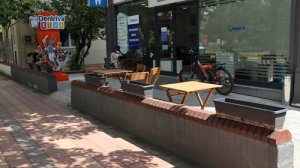  Klinik önündeki çiçekleri böyle çaldı