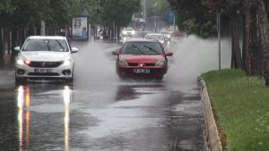 Sağanak yağış trafiği olumsuz etkiledi