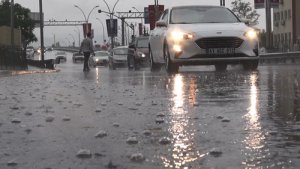Sağanak yağış trafiği olumsuz etkiledi