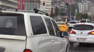 Sağanak yağış trafiği olumsuz etkiledi
