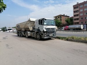 Yol ayrımını kaçırınca yavaşlayan otomobilde ölümden döndüler