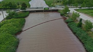 Sanayi tesisinin atık suyu dereyi kırmızı renge boyadı 