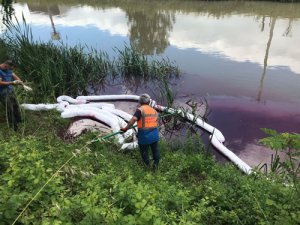 Sanayi tesisinin atık suyu dereyi kırmızı renge boyadı 