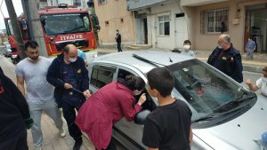 Kendisini arabaya kilitleyen sevimli bebek ekipleri harekete geçirdi