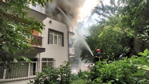 Yangında mahsur kalan çocuğu balkona tırmanıp kurtardılar