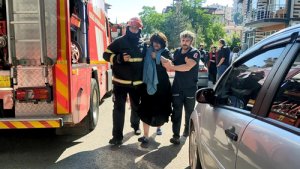 Yangında mahsur kalan çocuğu balkona tırmanıp kurtardılar