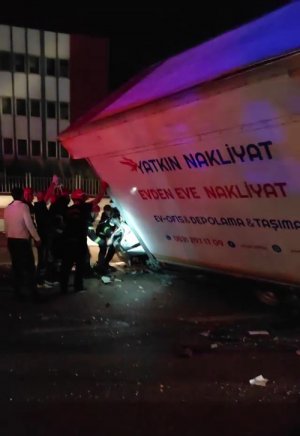 D-100’de kamyon ile kamyonet çarpıştı