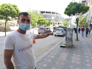 Sinirini çıkarmak için tekme atarak telefon panosunu böyle devirdi