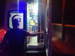 Duvardan atlayarak girdiği okul bahçesinde yaralanınca ekipleri alarma geçirdi