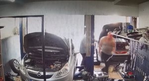 Hararet yapan otomobil, sanayide böyle patladı