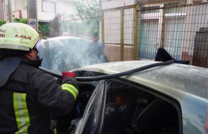 Park halinde alev alan otomobil hurdaya döndü