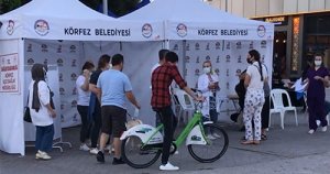 Körfez İlçe Sağlık Müdürlüğü aşılamaya sahilde devam ediyor