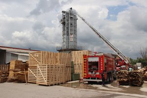 İzmit'te Kereste fabrikasında silo patladı