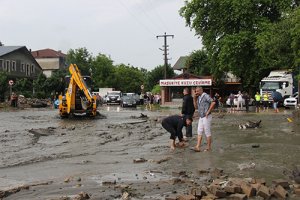 Dere taşınca Sapanca-Kartepe yolu ulaşıma kapandı