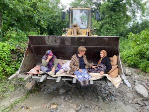 100 yaşındaki nine selde mahsur kaldı!