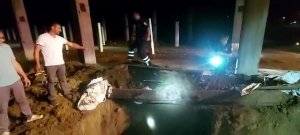 Lağım çukuruna düşen tosun, kepçe yardımıyla kurtarıldı