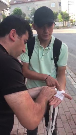 Kaza yapan gencin yardımına trafik polisi koştu