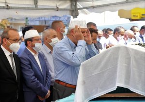 Karaosmanoğlu Vefat eden annesinin cenaze namazını kıldırdı