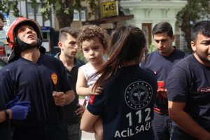 Pencereden sarkan minik afacan bir kenti ayağa kaldırdı