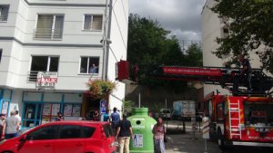 Pencereden sarkan minik afacan bir kenti ayağa kaldırdı