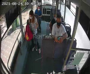  Otobüsü durdurup, görme engelli yolcuyu yolun karşısına geçirdi