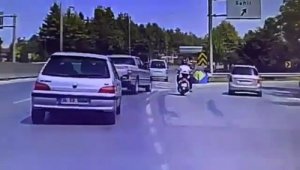 Motosiklet sürücüsünün ölümden döndüğü kaza kamerada