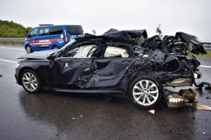 Paramparça olan otomobilde can verdi