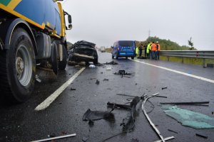 Paramparça olan otomobilde can verdi