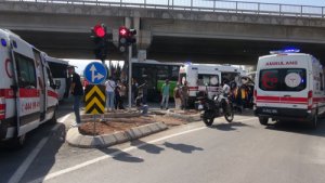  Kaza yapan otobüsteki yaralı yolcular kendini kaldırıma attı