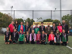 Meşin yuvarlığın peşinde erkeklere taş çıkardılar