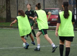 Meşin yuvarlığın peşinde erkeklere taş çıkardılar