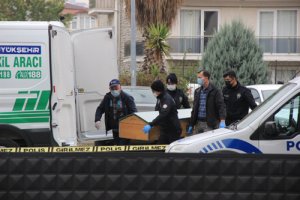 Öldürüp cesedini emniyete götürdü