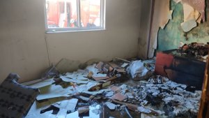 Babası ve ağabeyinin evini benzin dökerek ateşe verdi