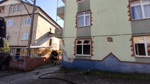 Babası ve ağabeyinin evini benzin dökerek ateşe verdi