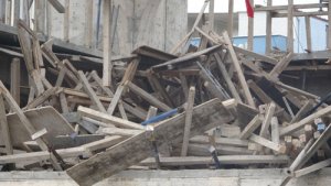 Kocaeli'de inşaat iskelesi çöktü!!