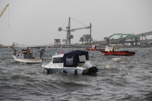 Şiddetli rüzgar balıkçı teknelerini de vurdu,