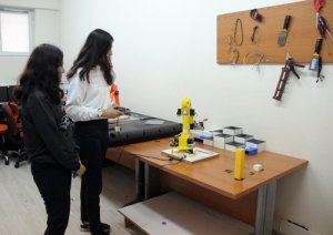  Kız öğrencilerin robot kol başarısı