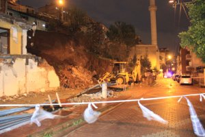 Turgut mahallesinde istinat duvarı yıkıldı