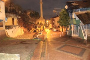 Turgut mahallesinde istinat duvarı yıkıldı