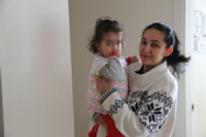  1.5 yaşındaki çocuk annesini balkonda mahsur bıraktı