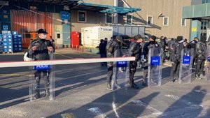 İşçiler kendilerini fabrikaya kapattı, çatıya çıktı: 108 gözaltı