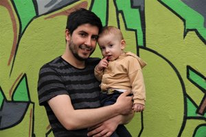 Fabrikada işçi, sokakta sanatçı