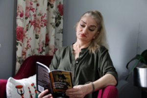 Onu yıllarca sırtında taşıyan babası için kitap yazdı