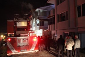 Gölcük'te 3 katlı binada yangın çıktı