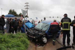 Araç içinde sıkışan yaralılar ıslanmasın diye şemsiye tuttu