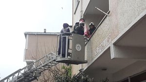 Yangında mahsur kalan 6'sı çocuk 13 kişiyi itfaiye kurtardı