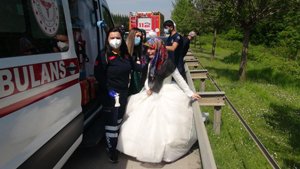  Fotoğraf çekimine giden gelin ve damat, kazada yaralandı